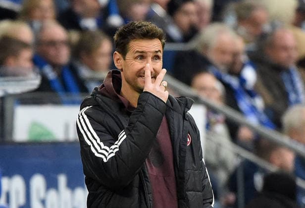 14 12 2025, xhbx, Fußball 2 Bundesliga, FC Schalke 04 1 FC Nürnberg v l Trainer Miroslav Klose 1 FC Nuernberg gibt Anweisungen, gestikuliert, mit den Armen gestikulieren gives instructions, gesticulate DFL DFB REGULATIONS PROHIBIT ANY USE OF PHOTOGRAPHS as IMAGE SEQUENCES and or QUASI VIDEO Gelsenkirchen