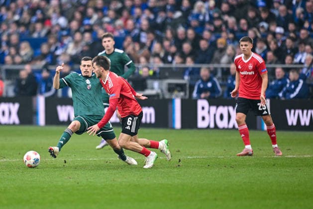 14 12 2025, Football, 2 Bundesliga, Season 2025 2026, Matchday 16, FC Schalke 04 1 FC Nürnberg, Ron Schallenberg FC Schalke 04 , Adam Markhiev 1 FC Nürnberg xRHR PHOTO YYx Copyright: KROEGER RHR-FOTOx RHR-FOTO YY