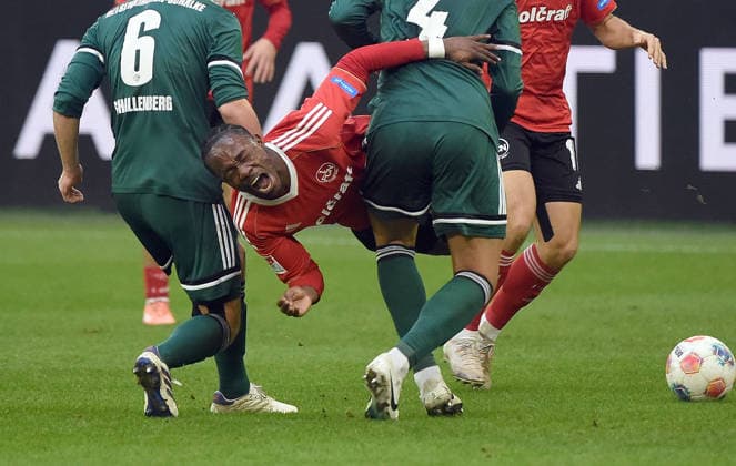 14 12 2025, xhbx, Soccer 2 Bundesliga, FC Schalke 04 1 FC Nürnberg v l Ron Schallenberg FC Schalke 04 , Mohamed Ali Zoma 1 FC Nuernberg , Hasan Kurucay FC Schalke 04 DFL DFB REGULATIONS PROHIBIT ANY USE OF PHOTOGRAPHS as IMAGE SEQUENCES and or QUASI VIDEO Gelsenkirchen