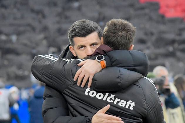 Hug Miron Muslic Schalke Miroslav Klose Nuernberg 14 12 2025 Soccer FC Schalke 04 vs 1 FC Nuernberg, Veltins Arena, Gelsenkirchen, DFB DFL REGULATIONS PROHIBIT ANY USE OF PHOTOGRAPHS AS IMAGE SEQUENCES AND OR QUASI VIDEO Copyright: xpepphotox xHorstxMauelshagenx pep00321, pep_20251214_hm_237323
