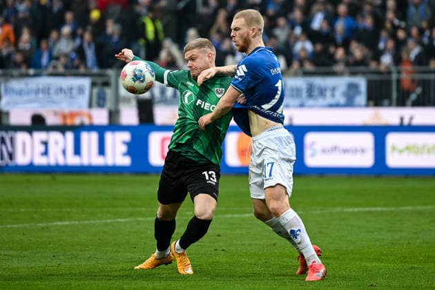 Lars Lokotsch Muenster 13 in duel with Kai Klefisch SV Darmstadt 1898, 17 , GER, SV Darmstadt 98 vs Preußen Münster, Soccer, 2 Bundesliga, Matchday 16, Season 2025 2026, 14 12 2025 DFL REGULATIONS PROHIBIT ANY USE OF PHOTOGRAPHS AS IMAGE SEQUENCES AND OR QUASI VIDEO GER, SV Darmstadt 98 vs Preußen Münster, Soccer, 2 Bundesliga, Matchday 16, Season 2025 2026, 14 12 2025 Darmstadt Copyright: xEibner-Pressefoto FlorianxWiegandx EP_FWD