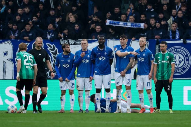 2025 12 14 xjfx 2 Bundesliga SV Darmstadt 98 SC Preussen Muenster v l , Luca Bolay Preussen Muenster , die Darmstädter Mauer, Kilian Julian Corredor SV Darmstadt 98 , Isac Alexi Sivert Lidberg SV Darmstadt 98 , Patric Pfeiffer SV Darmstadt 98 , Matej Maglica SV Darmstadt 98 , Kai Klefisch SV Darmstadt 98 DFL DFB REGULATIONS PROHIBIT ANY USE OF PHOTOGRAPHS as IMAGE SEQUENCES and or QUASI VIDEO Copyright: JoaquimxFerreira