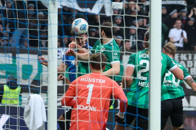 2025 12 14 xjfx 2 Bundesliga SV Darmstadt 98 SC Preussen Muenster v l , Matej Maglica SV Darmstadt 98 header, header duel, goalkeeper Johannes Schenk Preussen Muenster DFL DFB REGULATIONS PROHIBIT ANY USE OF PHOTOGRAPHS as IMAGE SEQUENCES and or QUASI VIDEO Copyright: JoaquimxFerreira