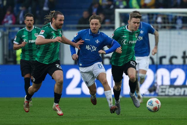 2025 12 14 xjfx 2 Bundesliga SV Darmstadt 98 SC Preussen Muenster v l , Jannis Heuer Preussen Muenster , Luca Marseiler SV Darmstadt 98 , Jano Ter Horst Preussen Muenster , Zweikampf, Action, Aktion, Battles for the Ball DFL DFB REGULATIONS PROHIBIT ANY USE OF PHOTOGRAPHS as IMAGE SEQUENCES and or QUASI VIDEO Copyright: JoaquimxFerreira