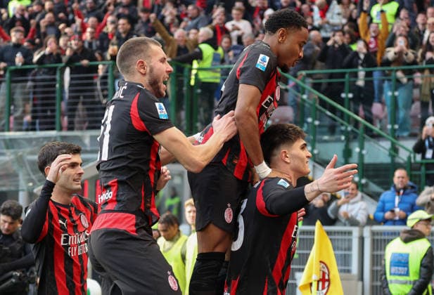 Foto IPP Roberto Bregani Milano 14-12-2025 Calcio Campionato di Serie A 2025 2026, Milan- Sassuolo Nella foto i giocatori del Milan festeggiano il gol segnato da Davide Bartesaghi del Milan. Italy Photo Press World Copyright. italy ITALY  Copyright: xR4924_italyphotopressx