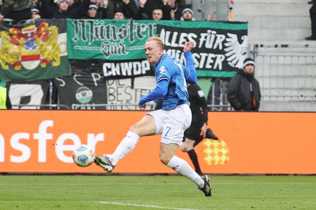 14 12 2025, xtvx, Fussball 2 Bundesliga, SV Darmstadt 98 Preußen Münster v l Torschuss, has a shot on goal Isac Lidberg SV Darmstadt 98 DFL DFB REGULATIONS PROHIBIT ANY USE OF PHOTOGRAPHS as IMAGE SEQUENCES and or QUASI VIDEO Darmstadt