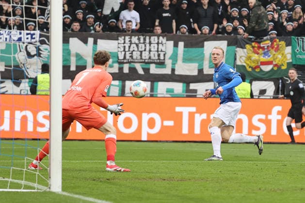 14 12 2025, xtvx, Fussball 2 Bundesliga, SV Darmstadt 98 Preußen Münster v l Goalkeeper Johannes Schenk Preussen Muenster Torschuss, has a shot on goal Isac Lidberg SV Darmstadt 98 DFL DFB REGULATIONS PROHIBIT ANY USE OF PHOTOGRAPHS as IMAGE SEQUENCES and or QUASI VIDEO Darmstadt