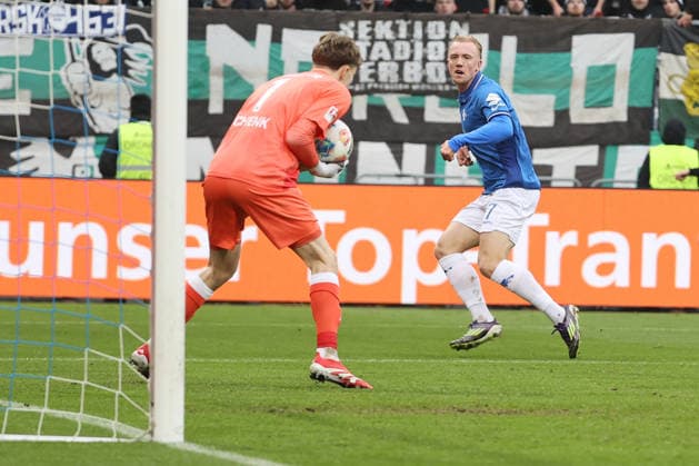 14 12 2025, xtvx, Fussball 2 Bundesliga, SV Darmstadt 98 Preußen Münster v l Goalkeeper Johannes Schenk Preussen Muenster Torschuss, has a shot on goal Isac Lidberg SV Darmstadt 98 DFL DFB REGULATIONS PROHIBIT ANY USE OF PHOTOGRAPHS as IMAGE SEQUENCES and or QUASI VIDEO Darmstadt