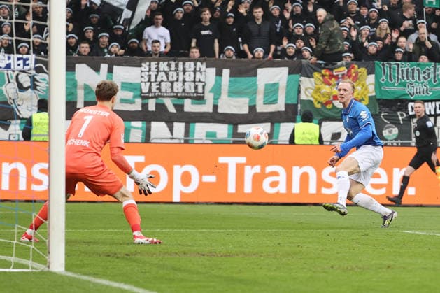 14 12 2025, xtvx, Fussball 2 Bundesliga, SV Darmstadt 98 Preußen Münster v l Goalkeeper Johannes Schenk Preussen Muenster Torschuss, has a shot on goal Isac Lidberg SV Darmstadt 98 DFL DFB REGULATIONS PROHIBIT ANY USE OF PHOTOGRAPHS as IMAGE SEQUENCES and or QUASI VIDEO Darmstadt