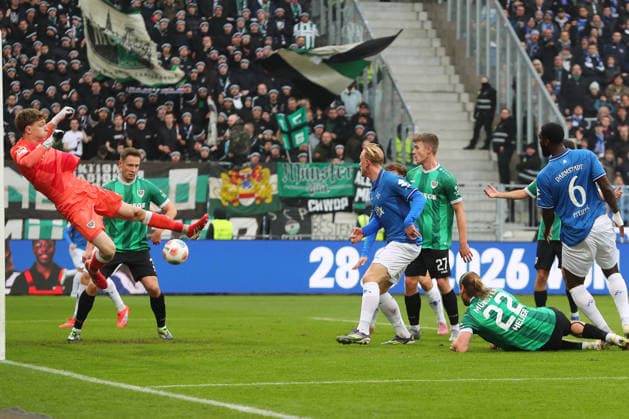 14 12 2025, xtvx, Soccer 2 Bundesliga, SV Darmstadt 98 Preußen Münster v l Kopfballl Patric Pfeiffer SV Darmstadt 98 Goalkeeper Johannes Schenk Preussen Muenster DFL DFB REGULATIONS PROHIBIT ANY USE OF PHOTOGRAPHS as IMAGE SEQUENCES and or QUASI VIDEO Darmstadt