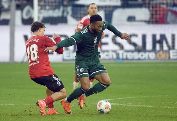 14 12 2025, xhbx, Fußball 2 Bundesliga, FC Schalke 04 1 FC Nürnberg v l Rafael Lubach 1 FC Nuernberg , Moussa Sylla FC Schalke 04 DFL DFB REGULATIONS PROHIBIT ANY USE OF PHOTOGRAPHS as IMAGE SEQUENCES and or QUASI VIDEO Gelsenkirchen