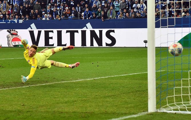 14 12 2025, xhbx, Fußball 2 Bundesliga, FC Schalke 04 1 FC Nürnberg v l Goal scored, Tor zum 1 0 durch Vitalie Becker FC Schalke 04 , Jan Reichert 1 FC Nuernberg DFL DFB REGULATIONS PROHIBIT ANY USE OF PHOTOGRAPHS as IMAGE SEQUENCES and or QUASI VIDEO Gelsenkirchen