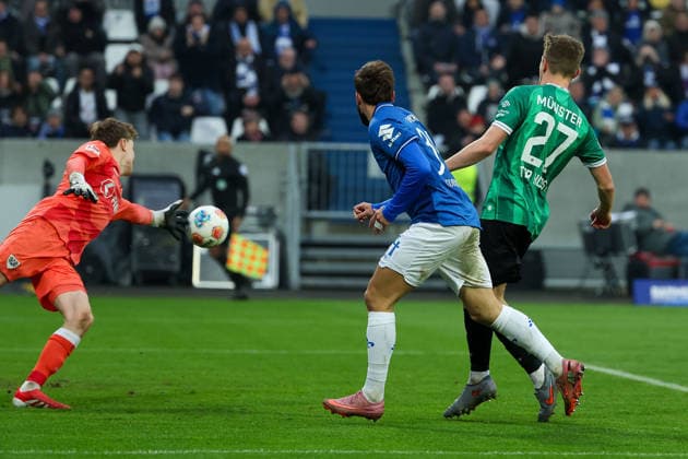 2025 12 14 xjfx 2 Bundesliga SV Darmstadt 98 SC Preussen Muenster v l ,Goalkeeper Johannes Schenk Preussen Muenster , Kilian Julian Corredor SV Darmstadt 98 heads the goal to 1 0, Jano Ter Horst Preussen Muenster DFL DFB REGULATIONS PROHIBIT ANY USE OF PHOTOGRAPHS as IMAGE SEQUENCES and or QUASI VIDEO Copyright: JoaquimxFerreira