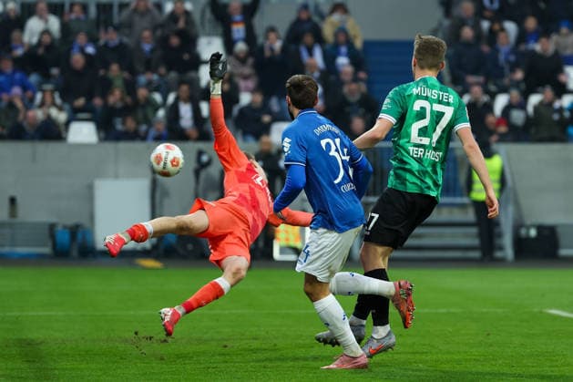 2025 12 14 xjfx 2 Bundesliga SV Darmstadt 98 SC Preussen Muenster v l ,Goalkeeper Johannes Schenk Preussen Muenster , Kilian Julian Corredor SV Darmstadt 98 heads the goal to 1 0, Jano Ter Horst Preussen Muenster DFL DFB REGULATIONS PROHIBIT ANY USE OF PHOTOGRAPHS as IMAGE SEQUENCES and or QUASI VIDEO Copyright: JoaquimxFerreira