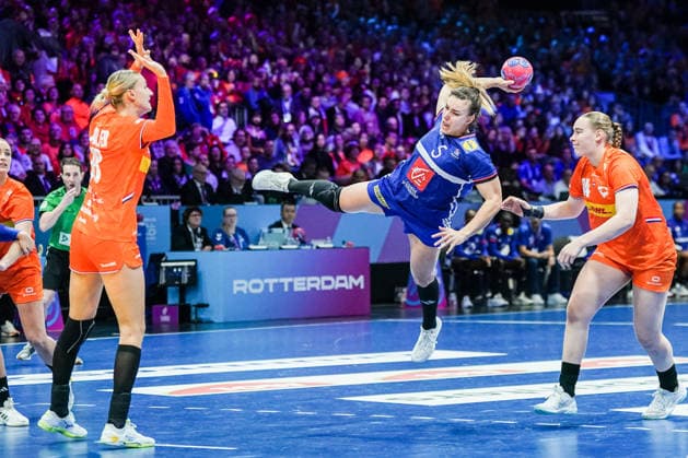 2025-12-14 Netherlands v France - IHF World Women s Handball Championship Bronze Medal Match ROTTERDAM, NETHERLANDS - DECEMBER 14: Kelly Dulfer of the Netherlands, Clarisse Mairot of France, Romee Maarschalkerweerd of the Netherlands during the IHF World Women s Handball Championship Bronze Medal Match match between Netherlands and France at Ahoy on December 14, 2025 in Rotterdam, Netherlands. Rotterdam Ahoy Netherlands Content not available for redistribution in The Netherlands directly or indirectly through any third parties. Copyright: xHenkxSeppenx
