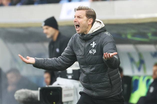 14 12 2025, xtvx, Fußball 2 Bundesliga, SV Darmstadt 98 Preußen Münster v l Trainer Florian Kohfeldt SV Darmstadt 98 gibt Anweisungen, gestikuliert, mit den Armen gestikulieren gives instructions, gesticulates DFL DFB REGULATIONS PROHIBIT ANY USE OF PHOTOGRAPHS as IMAGE SEQUENCES and or QUASI VIDEO Darmstadt