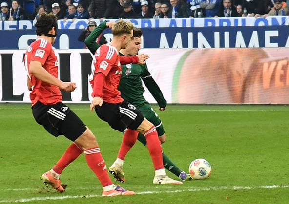 14 12 2025, xhbx, Fußball 2 Bundesliga, FC Schalke 04 1 FC Nürnberg v l Goal scored, Tor zum 1 0 Fabio Gruber 1 FC Nuernberg , Tim Drexler 1 FC Nuernberg , Vitalie Becker FC Schalke 04 DFL DFB REGULATIONS PROHIBIT ANY USE OF PHOTOGRAPHS as IMAGE SEQUENCES and or QUASI VIDEO Gelsenkirchen