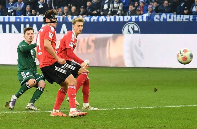 14 12 2025, xhbx, Fußball 2 Bundesliga, FC Schalke 04 1 FC Nürnberg v l Goal scored, Tor zum 1 0 Vitalie Becker FC Schalke 04 , Fabio Gruber 1 FC Nuernberg , Tim Drexler 1 FC Nuernberg DFL DFB REGULATIONS PROHIBIT ANY USE OF PHOTOGRAPHS as IMAGE SEQUENCES and or QUASI VIDEO Gelsenkirchen