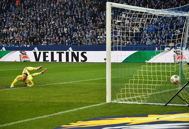 14 12 2025, xhbx, Fußball 2 Bundesliga, FC Schalke 04 1 FC Nürnberg v l Goal scored, Tor zum 1 0 durch Vitalie Becker FC Schalke 04 , Jan Reichert 1 FC Nuernberg DFL DFB REGULATIONS PROHIBIT ANY USE OF PHOTOGRAPHS as IMAGE SEQUENCES and or QUASI VIDEO Gelsenkirchen
