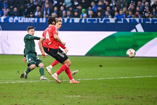 14 12 2025, Football, 2 Bundesliga, Season 2025 2026, Matchday 16, FC Schalke 04 1 FC Nürnberg, Vitalie Becker FC Schalke 04 scores the goal to make it 1 0, xRHR PHOTO YYx Copyright: KROEGER RHR-FOTOx RHR-FOTO YY