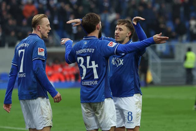 2025 12 14 xjfx 2 Bundesliga SV Darmstadt 98 SC Preussen Muenster v l , Isac Alexi Sivert Lidberg SV Darmstadt 98 , Kilian Julian Corredor SV Darmstadt 98 , Luca Marseiler SV Darmstadt 98 Torjubel, Goal celebration, celebrate the goal DFL DFB REGULATIONS PROHIBIT ANY USE OF PHOTOGRAPHS as IMAGE SEQUENCES and or QUASI VIDEO Copyright: JoaquimxFerreira