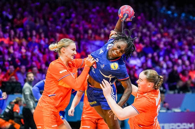 2025-12-14 Netherlands v France - IHF World Women s Handball Championship Bronze Medal Match ROTTERDAM, NETHERLANDS - DECEMBER 14: Kelly Dulfer of the Netherlands, Meline Nocandy of France, Romee Maarschalkerweerd of the Netherlands during the IHF World Women s Handball Championship Bronze Medal Match match between Netherlands and France at Ahoy on December 14, 2025 in Rotterdam, Netherlands. Rotterdam Ahoy Netherlands Content not available for redistribution in The Netherlands directly or indirectly through any third parties. Copyright: xHenkxSeppenx