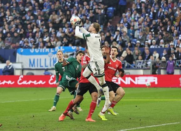 14 12 2025 Soccer season 2025 2026 2 Soccer Bundesliga 16 Matchday FC Schalke 04 S04 Knappen 1 FC Nürnberg FCN Club Sportfoto Zink DaMa xdaxmax DFL regulations prohibit any use of photographs as image sequences and or quasi video only for editorial use Loris Karius 1, FC Schalke 04 S04 faustet Ball weg