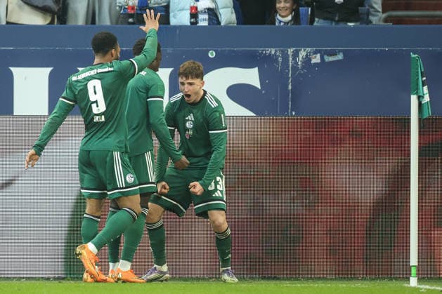 2 Bundesliga FC Schalke 04 1 FC Nürnberg on 14 12 2025 at the Veltins Arena on Schalke Cheering, goal celebration, goal scorer, goal scorer Vitalie Becker Schalke 33 celebrates with the team after his goal to make it 1 to 0 MH