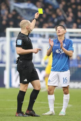 14 12 2025, xtvx, Fußball 2 Bundesliga, SV Darmstadt 98 Preußen Münster v l Referee Patrick Schwengers Gelbe Karte, yellow card Hiroki Akiyama SV Darmstadt 98 DFL DFB REGULATIONS PROHIBIT ANY USE OF PHOTOGRAPHS as IMAGE SEQUENCES and or QUASI VIDEO Darmstadt