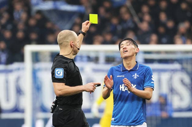 14 12 2025, xtvx, Fußball 2 Bundesliga, SV Darmstadt 98 Preußen Münster v l Referee Patrick Schwengers Gelbe Karte, yellow card Hiroki Akiyama SV Darmstadt 98 DFL DFB REGULATIONS PROHIBIT ANY USE OF PHOTOGRAPHS as IMAGE SEQUENCES and or QUASI VIDEO Darmstadt