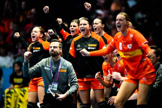 Women s Handball World Championship 2025 France Netherlands Rotterdam, Netherlands 20251214 The Dutch team cheers on the bench during the bronze medal final of the Women s Handball World Championship between France and the Netherlands at Ahoy Arena Photo Beate Oma Dahle NTB Rotterdam Netherlands EDITORIAL USE ONLY RESTRICTED USE FOR BETTING COMPANIES  Copyright: xBeatexOmaxDahlex xNTBx