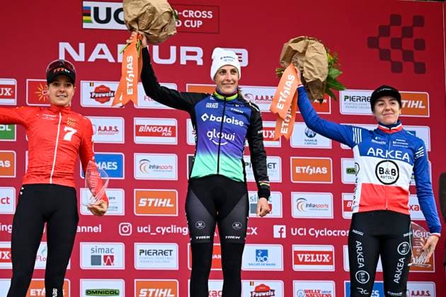 UCI Cyclocross World Cup 2025-2026 Namur NAMUR, BELGIUM - DECEMBER 14 : Van Alphen Aniek (NED) of Seven Racing, Brand Lucinda (NED) of Baloise Glowi Lions and Fouquenet Amandine (FRA) of Arkea-B&B Hotels Woman pictured during the podium ceremony of the 4th leg of the Namur UCI Cyclocross World Cup 2025-2026 a cyclocross race for Women Elite on December 14, 2025 in Namur, Belgium, 14 12 2025 ( Namur Belgium  Copyright: xTomasxSiskx