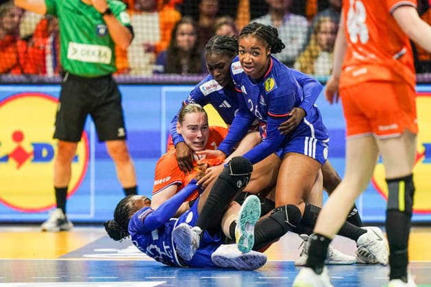 2025-12-14 Netherlands v France - IHF World Women s Handball Championship Bronze Medal Match ROTTERDAM, NETHERLANDS - DECEMBER 14: Onacia Ondono of France, Romee Maarschalkerweerd of the Netherlands, Pauletta Foppa of France during the IHF World Women s Handball Championship Bronze Medal Match match between Netherlands and France at Ahoy on December 14, 2025 in Rotterdam, Netherlands. Rotterdam Ahoy Netherlands Content not available for redistribution in The Netherlands directly or indirectly through any third parties. Copyright: xHenkxSeppenx