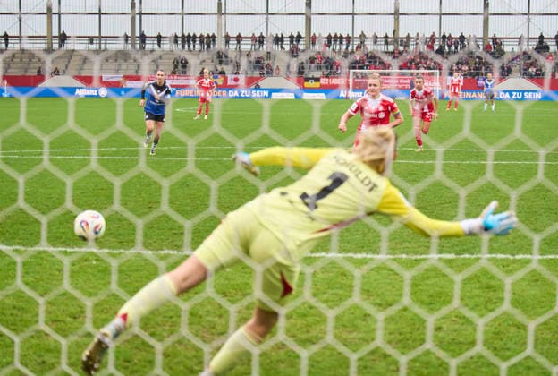 Georgia Stanway of Bayern München 11m scores, shoots goal , Tor, Treffer, Torschuss, 2-0 against Inga Schuldt of HSV in the women football match FC BAYERN MÜNCHEN - HAMBURGER SV on December 14, 2025 in Munich, Germany. Season 2025 2026, 1.Bundesliga, FCB, Muenchen, Google Pixel, Frauen Bundesliga matchday 13, 13.Spieltag
