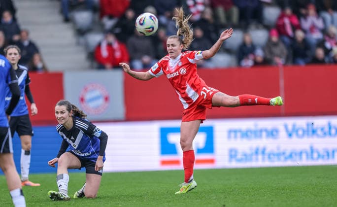 GER, Munich, FC Bayern Munich vs Hamburger SV, Google Pixel Womens Bundesliga, Football, DFB, Season 2025 2026, FC Bayern Campus, 13 Matchday, pictured from l Lotta Wrede Hamburger SV Women 32 , Georgia Stanway Bayern Munich 31 , Goal shot DFB DFL REGULATIONS PROHIBIT ANY USE OF PHOTOGRAPHS AS IMAGE SEQUENCES AND OR QUASI VIDEO, 14 12 2025 Copyright: HMBxMedia HendrikxHamelau