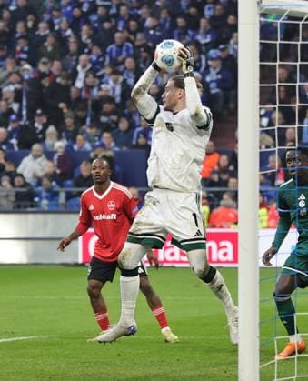 14 12 2025 Soccer season 2025 2026 2 Soccer Bundesliga 16 Matchday FC Schalke 04 S04 Knappen 1 FC Nürnberg FCN Club Sportfoto Zink DaMa xdaxmax DFL regulations prohibit any use of photographs as image sequences and or quasi video only for editorial use Loris Karius 1, FC Schalke 04 S04 fängt Ball