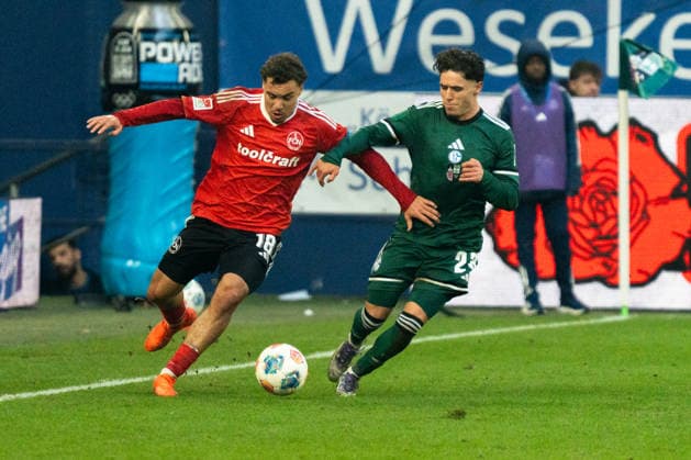 Germany 2 Bundesliga 2025 26, 14 Matchday FC Schalke 04 vs 1 FC Nuremberg 14 12 2025 Veltins Arena Gelsenkirchen, North Rhine-Westphalia Rafael Lubach 1 FC Nuremberg, 18 Nikola Katic Schalke 04, 25 Copyright: xCelinaxLeiersx