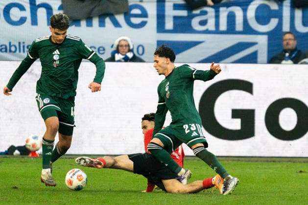 Germany 2 Bundesliga 2025 26, 14 Matchday FC Schalke 04 vs 1 FC Nuremberg 14 12 2025 Veltins Arena Gelsenkirchen, North Rhine-Westphalia Berkay Yilmaz 1 FC Nuremberg, 21 Copyright: xCelinaxLeiersx