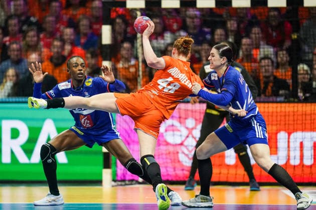 2025-12-14 Netherlands v France - IHF World Women s Handball Championship Bronze Medal Match ROTTERDAM, NETHERLANDS - DECEMBER 14: Onacia Ondono of France, Dione Housheer of the Netherlands, Tamara Horacek of France during the IHF World Women s Handball Championship Bronze Medal Match match between Netherlands and France at Ahoy on December 14, 2025 in Rotterdam, Netherlands. Rotterdam Ahoy Netherlands Content not available for redistribution in The Netherlands directly or indirectly through any third parties. Copyright: xHenkxSeppenx