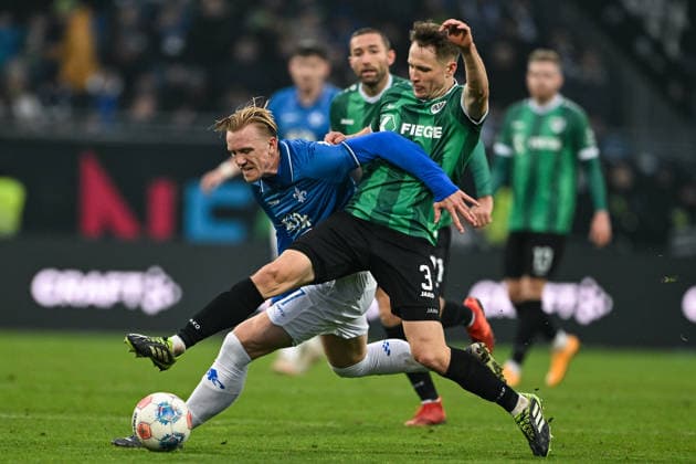 Isac Lidberg SV Darmstadt 1898, 07 in duel with Paul Jaeckel Muenster 03 , GER, SV Darmstadt 98 vs Preußen Münster, Soccer, 2 Bundesliga, Matchday 16, Season 2025 2026, 14 12 2025 DFL REGULATIONS PROHIBIT ANY USE OF PHOTOGRAPHS AS IMAGE SEQUENCES AND OR QUASI VIDEO GER, SV Darmstadt 98 vs Preußen Münster, Soccer, 2 Bundesliga, Matchday 16, Season 2025 2026, 14 12 2025 Darmstadt Copyright: xEibner-Pressefoto FlorianxWiegandx EP_FWD