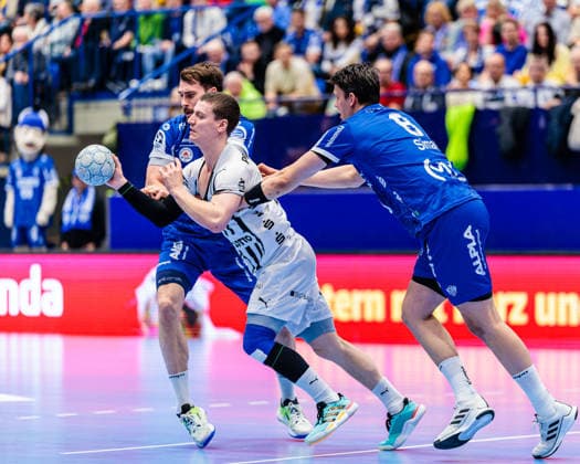 f l Hendrik Wagner TBV Lemgo Lippe, 28 , Elias Ellefsen A Skipagotu THW Kiel, 71 , Frederik Simak TBV Lemgo Lippe, 08 GER, TBV Lemgo Lippe vs THW Kiel, Handball, 1 Bundesliga, Matchday 17, Season 2025 2026, 14 12 2025 GER, TBV Lemgo Lippe vs THW Kiel, Handball, 1 Bundesliga, Matchday 17, Season 2025 2026, 14 12 2025 Lemgo Copyright: xEibner-Pressefoto JanxRollingerx EP_JSK