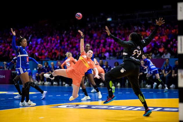 251214 RomÃ e Maarschalkerweerd of Netherlands scores a goal on goalkeeper Hatadou Sako of France during the IHF Women s World Championship bronze medal match between France and Netherlands on December 14, 2025 in Rotterdam Photo Joel Marklund BILDBYRAN kod JM JM0757 bbeng handball handboll handball vm handball vm handbolls vm ihf handball world championship world handball championship 2025 world championship 2025 bronsmatch bronze medal game frankrike nederländerna france netherlands dam  Copyright: JOELxMARKLUND BB251214JM003