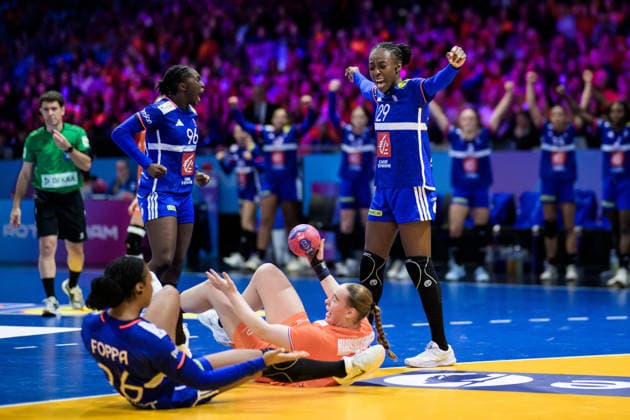 251214 Onacia Ondono of France celebrates in front of RomÃ e Maarschalkerweerd of Netherlands during the IHF Women s World Championship bronze medal match between France and Netherlands on December 14, 2025 in Rotterdam Photo Joel Marklund BILDBYRAN kod JM JM0757 bbeng handball handball handball vm handball vm handbolls vm ihf handball world championship world handball championship 2025 world championship 2025 bronze match bronze medal game frankrike nederländerna france netherlands dam jubel  Copyright: JOELxMARKLUND BB251214JM008