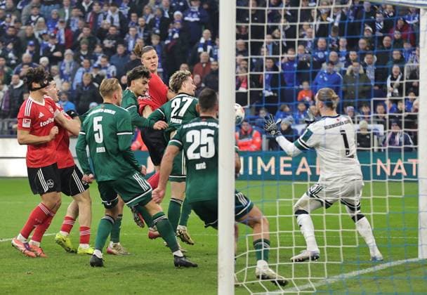 14 12 2025 Soccer season 2025 2026 2 Soccer Bundesliga 16 Matchday FC Schalke 04 S04 Knappen 1 FC Nürnberg FCN Club Sportfoto Zink DaMa xdaxmax DFL regulations prohibit any use of photographs as image sequences and or quasi video only for editorial use Artem Stepanov 11, 1 FC Nürnberg FCN mit Kopfball Kopfballchance
