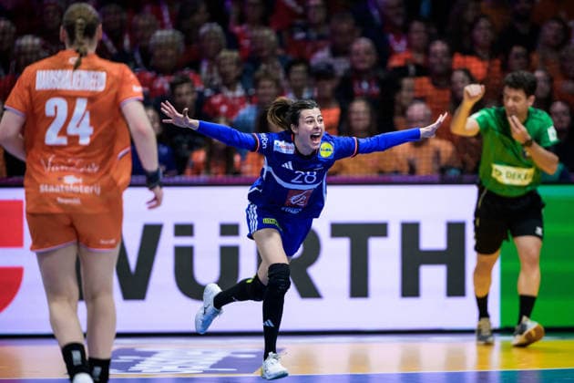 251214 Lucie Granier of France celebrates after scoring a goal during the IHF Women s World Championship bronze medal match between France and Netherlands on December 14, 2025 in Rotterdam Photo Joel Marklund BILDBYRAN kod JM JM0757 bbeng handball handball handball vm handball vm handballs vm ihf handball world championship world handball championship 2025 world championship 2025 bronze match bronze medal game frankrike nederländerna france netherlands dam jubel  Copyright: JOELxMARKLUND BB251214JM011