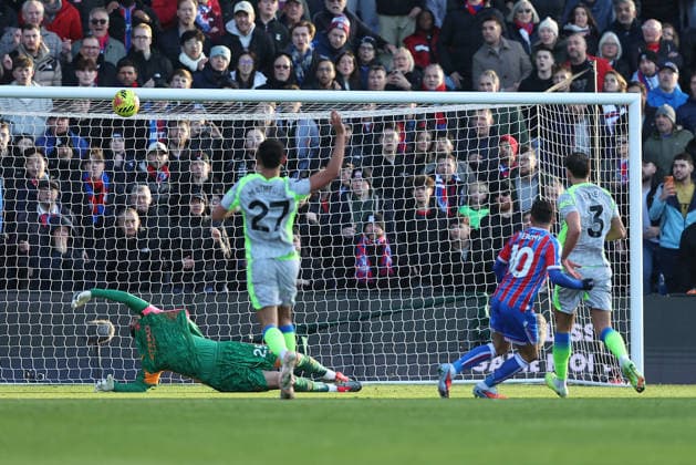 14th December 2025; Selhurst Park, Selhurst, London, England; Premier League Football, Crystal Palace versus Manchester City; Yeremi Pino of Crystal Palace shoots hitting the bar  KatiexChan