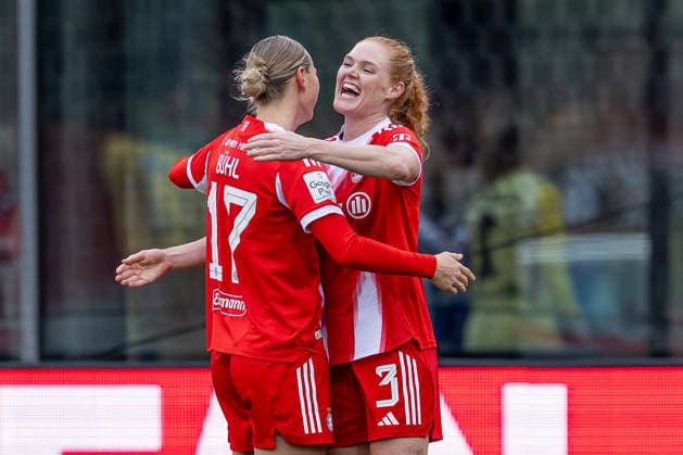 Stine Ballisager Pedersen FC Bayern Muenchen Frauen, 03 celebrates with Klara Buehl FC Bayern Muenchen Frauen, 17 her goal for 3 0 GER, FC Bayern Muenchen Frauen vs Hamburger SV, Fußball, Google Pixel Frauen Bundesliga, 13 Spieltag, Saison 2025 2026, 14 12 2025 DFL DFB REGULATIONS PROHIBIT ANY USE OF PHOTOGRAPHS as IMAGE SEQUENCES and or QUASI VIDEO GER, FC Bayern Muenchen Frauen vs Hamburger SV, Football, Google Pixel Frauen Bundesliga, 13 Spieltag, Saison 2025 2026, 14 12 2025 Muenchen Copyright: xEibner-Pressefoto HeikexFeinerx EP_HFR