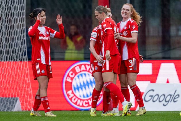 The Munich women celebrate with Klara Buehl FC Bayern Muenchen Frauen, 17 their goal for 3 0 GER, FC Bayern Muenchen Frauen vs Hamburger SV, Football, Google Pixel Frauen Bundesliga, 13 Matchday, Season 2025 2026, 14 12 2025 DFL DFB REGULATIONS PROHIBIT ANY USE OF PHOTOGRAPHS as IMAGE SEQUENCES and or QUASI VIDEO GER, FC Bayern Muenchen Frauen vs Hamburger SV, Football, Google Pixel Frauen Bundesliga, 13 Spieltag, Saison 2025 2026, 14 12 2025 Muenchen Copyright: xEibner-Pressefoto HeikexFeinerx EP_HFR