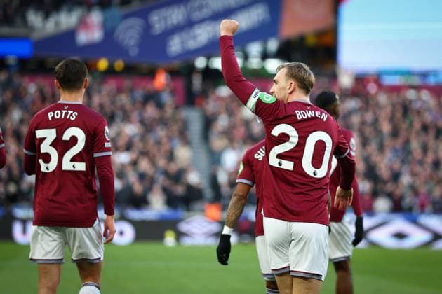 Jarrod Bowen of West Ham United celebrates after scoring a goal (2-1) West Ham United v Aston Villa, Premier League, Football, London Stadium, London, UK - 14 Dec 2025London London Stadium United Kingdom EDITORIAL USE ONLY No use with unauthorised audio, video, data, fixture lists, club league logos or live services. Online in-match use limited to 120 images, no video emulation. No use in betting, games or single club league player publications. Copyright: xSimonxDael Shutterstockx 16081588ae
