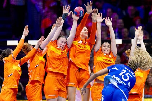 ROTTERDAM - The Dutch women s team defends Marie HÃ lene Sajka (FRA) during the consolation final between the Netherlands and France at the World Handball Championship in Ahoy Rotterdam. ANP IRIS VAN DEN BROEK xVIxANPxSportx xxANPxIVx 544849758 originalFilename: 544849758.jpg